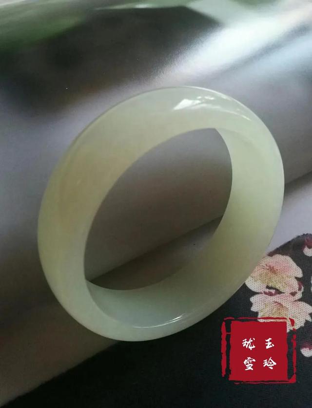 什么玉镯最好，什么玉镯最好有灵性养人（如何选择一款合适自己的玉手镯———玉手镯选择“五步法”）