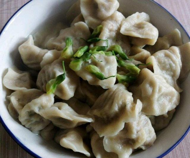 槐花饺子放韭菜好吃还是放葱好吃，槐花饺子馅怎么做好吃（农村婆婆包的槐花饺子）
