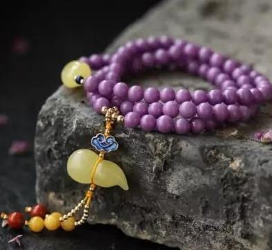 紫云母适合什么人佩戴，紫云母手镯的功效和作用（宝石新星——紫云母）