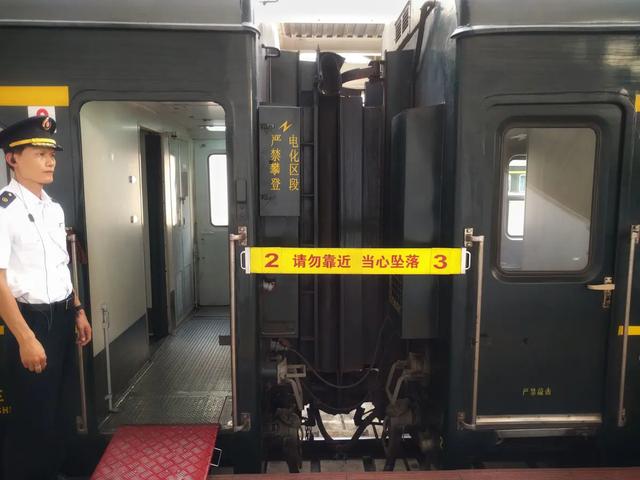 去越南旅游准备转换插头,开往东盟的国际列车——越南三日行 去越南旅游准备转换插头,开往东盟的国际列车——越南三日行