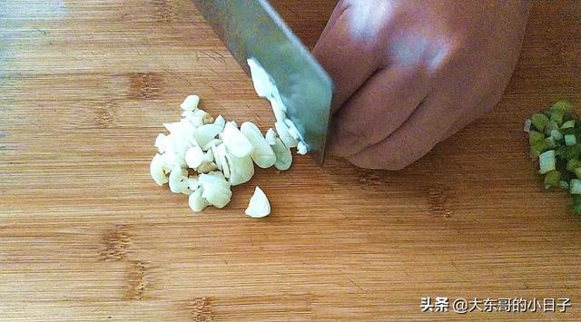 烩茄子的家常做法，豆酱烩茄子的家常做法（夏天常吃当饭当菜都可以）