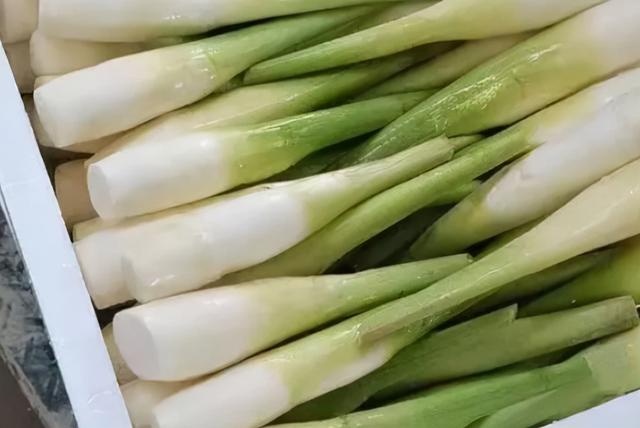 高笋和茭白有什么区别，茭白跟高笋是一种吗（湖南称它“高笋”）