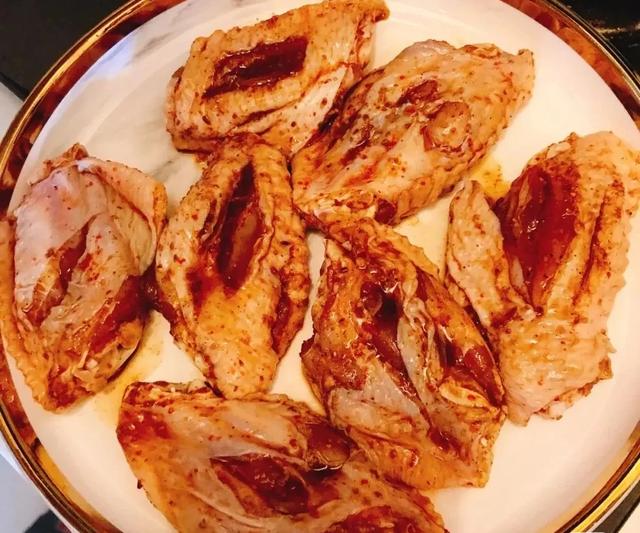 微波炉怎样烤鸡翅，用微波炉烤鸡翅怎么操作（一口嗦完只剩骨头）