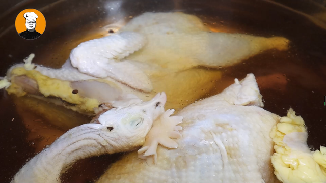 咸鸡怎么做好吃，自家腌制咸鸡怎么做好吃（自制传统盐水鸡）
