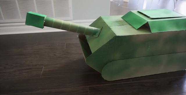 如何用最简单的材料给猫咪做玩具，如何用最简单的材料给猫咪做玩具熊（网友给家里的猫打造纸箱坦克）