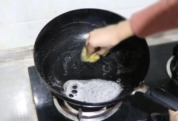 锅底烧糊的黑垢怎么去除小妙招，锅底烧糊的黑垢怎么去除（一个妙招快速去垢不伤锅）