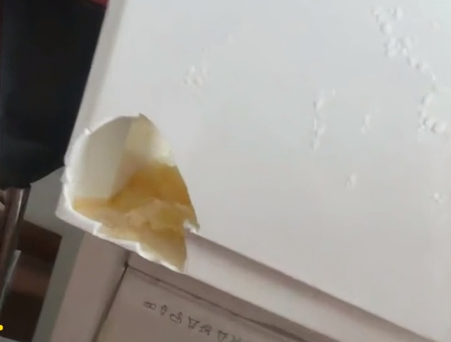 冰箱白色内壁破了个洞危险吗，冰箱内壁有裂缝危险吗（山西一男子将饮料放冰箱冷冻）