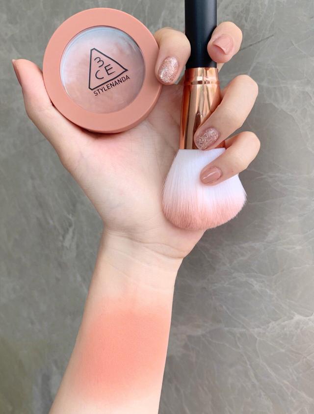 3ce唇釉正版什么味道，3ce正品唇釉辨别（眼影唇釉全线都便宜又好用）