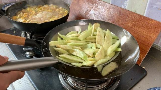 酥脆茄子的家常做法，我家一周吃5次