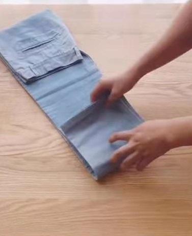 裤子怎么叠成小圆筒 裤子叠成小圆筒的方法，裤子怎么叠成小圆筒（如何快速折叠收纳裤子）