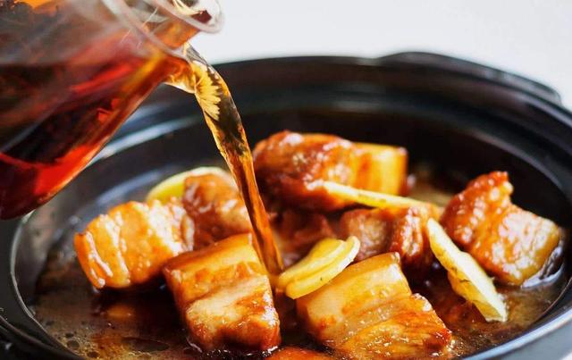 黑色墨水染在衣服上怎样去除，黑墨水弄到衣服上怎么洗掉（衣服粘上了泡泡糖、衣服滴上了蓝墨水）