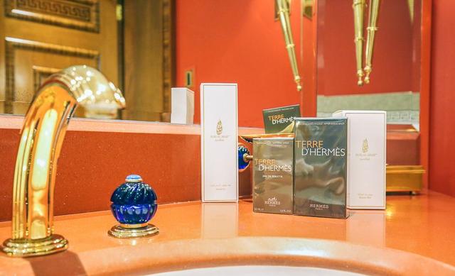 迪拜七星级酒店，迪拜七星级酒店有哪些服务（超奢华七星级住宿楼中楼房间大公开）