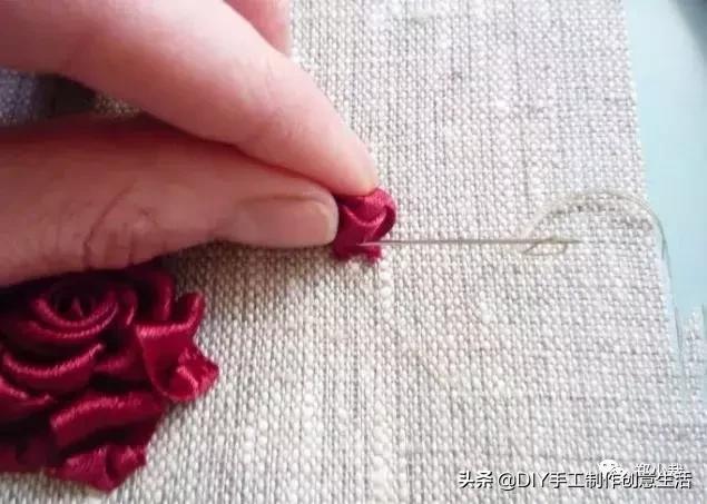 丝带玫瑰花教程，漂亮的丝带玫瑰蝴蝶结发卡（缝制精致好看的玫瑰丝带绣）