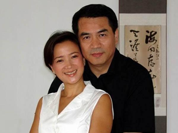 饰演“祁同伟”翻红，历经4段婚姻终获幸福，小12岁娇妻颜值高