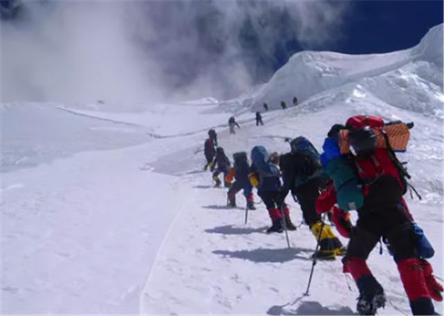 中国登山队第一次登上珠穆朗玛峰是哪一年，中国登山队第一次登上珠穆朗玛峰是在哪年（1960年中国首登珠峰）