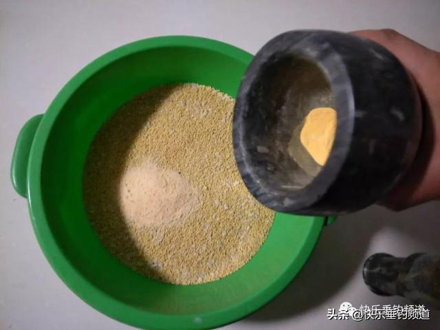 钓鱼窝料自制方法，钓鱼窝料制作方法（简单几步，高效自制酒米窝料）