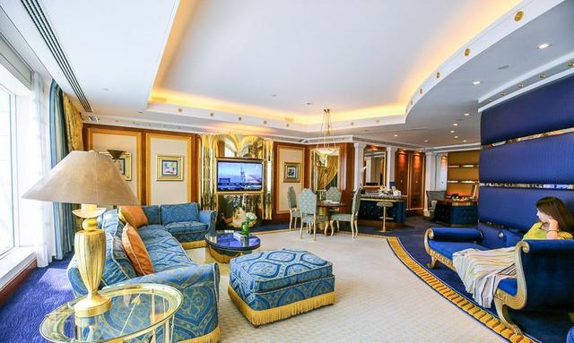 迪拜七星级酒店，迪拜七星级酒店有哪些服务（超奢华七星级住宿楼中楼房间大公开）