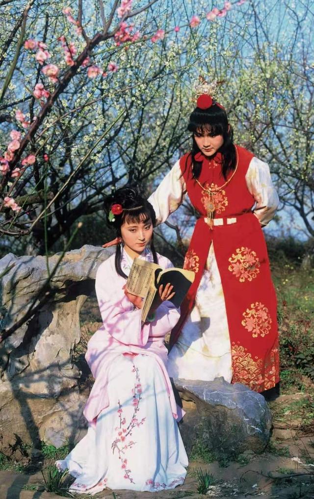 红楼梦作者曹雪芹善于草蛇灰线,伏脉千里的写法,而且人物最后的结局