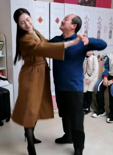 谢广坤真名叫什么，演谢广坤的演员叫什么（乡爱王小蒙与谢广坤搂在一起跳舞）