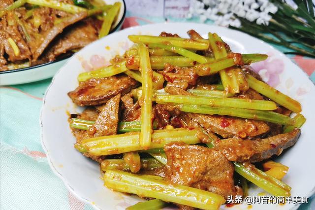 芹菜炒猪肝的做法，炒猪肝芹菜家常做法（家庭版的芹菜炒猪肝）