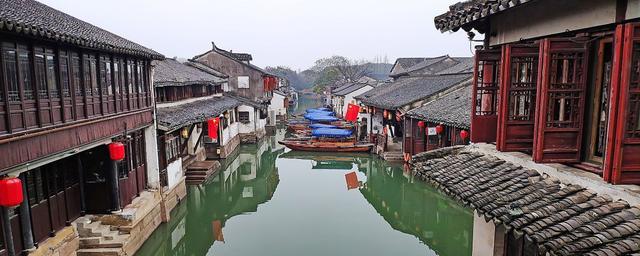 周庄在哪里，周庄古镇和乌镇属于哪里呢（周庄和同里哪个值得去）