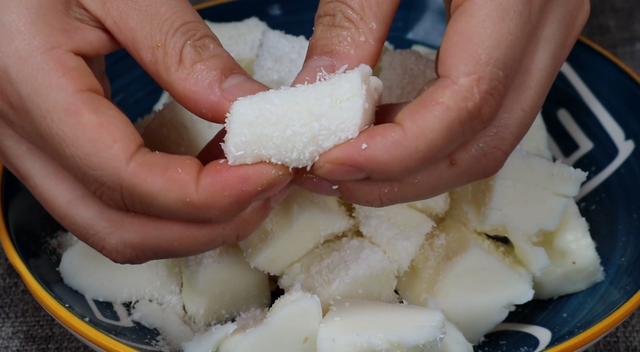 牛奶布丁的做法，牛奶布丁的做法最简单（2盒牛奶倒入锅中）