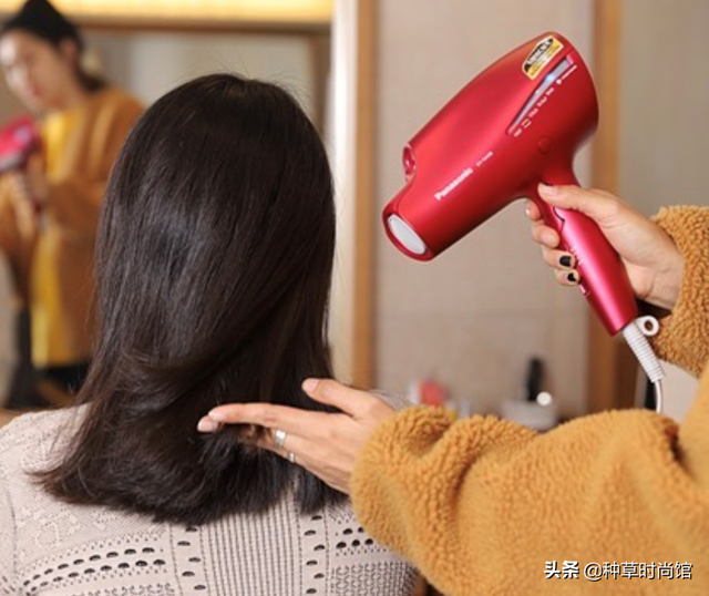 晚上披着头发睡好吗，晚上睡觉头发扎还是披（不要披着头发睡觉了）