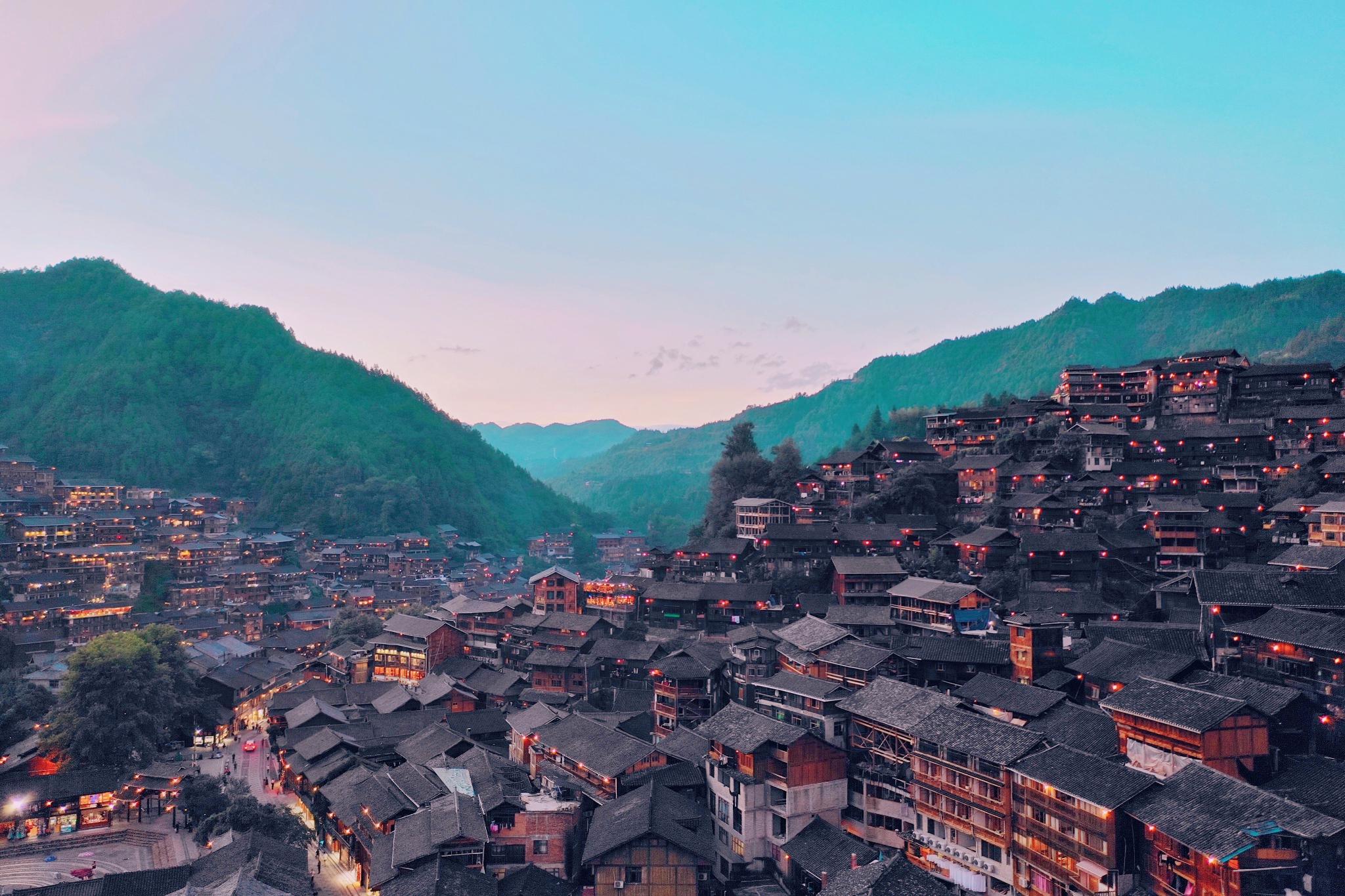 地无三尺平天无三日晴哪个省份，天无三日晴地无三尺平指的是哪个省（谚语“地无三尺平）