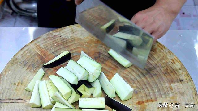 正宗鱼香茄子的做法步骤，鱼香汁的比例1:2:3:4:5（厨师长教你正宗鱼香茄子做法）