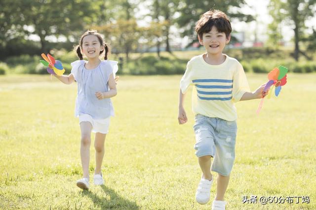 孩子吃榴莲的好处与功效，小孩子吃石榴的好处与功效（爸妈如何给孩子吃水果）