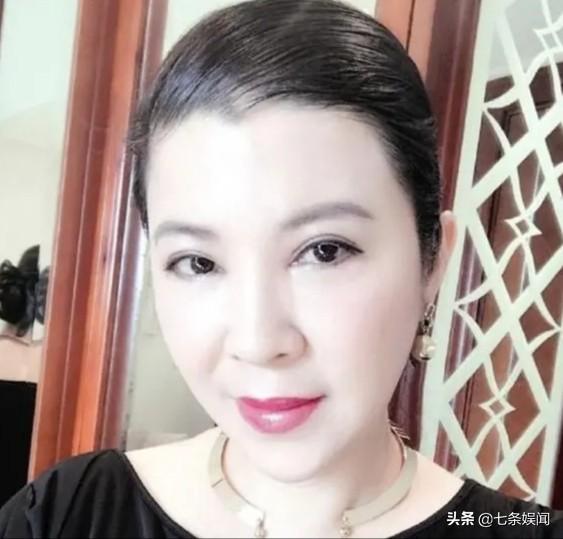 歌手杭天琪的生活照，二婚却被外籍丈夫骗财骗色