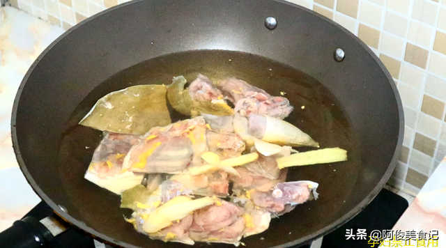 甲鱼怎么杀甲鱼的处理方法，怎么处理甲鱼（“如何宰杀甲鱼”做出来的汤不发腥）