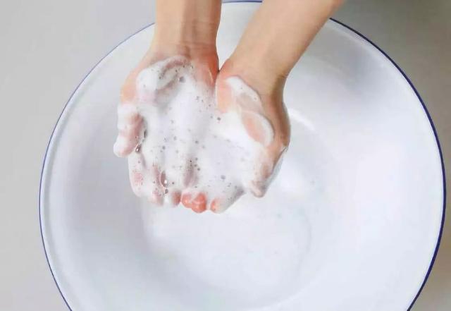 牙膏去痘痘最快的方法，牙膏一夜快速祛痘偏方（你知道牙膏洗脸的功效吗）