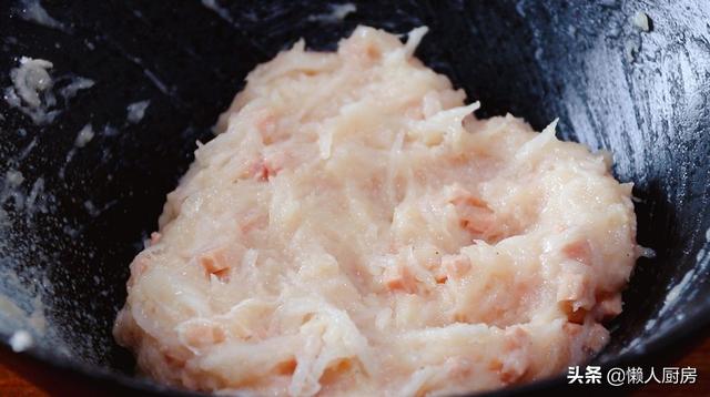 水煮丸子的做法猪肉丸子，丸子汤怎么做好吃又简单（鸡脯肉做丸子吃着太柴）