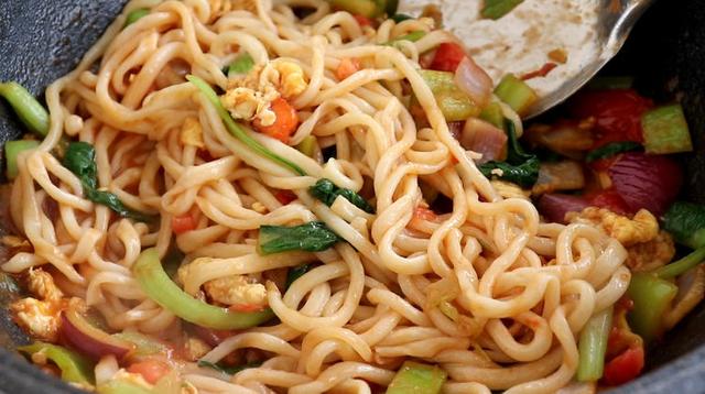 炒拉条子的家常做法，炒拉条怎么做最好吃（味道比饭店里的还好吃）