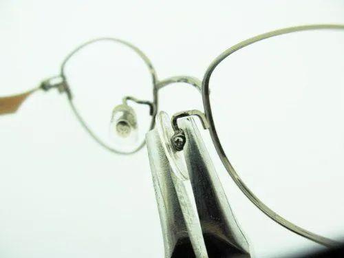 眼镜鼻托正确位置图片，鼻托大头朝上还是下（鼻梁上总有两个小红坑）