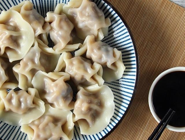 冻过的饺子怎么煮，冻住的饺子怎么煮才不烂（冷冻饺子冷水下锅还是热水）