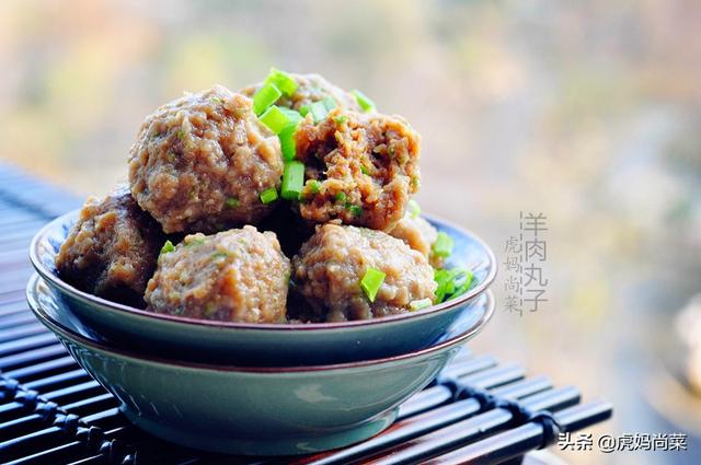 羊肉丸子火锅怎么做，羊肉丸子火锅的做法（做火锅羊肉丸子它是重要配料）