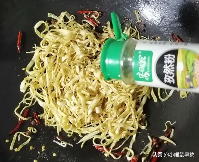 干豆腐丝怎么炒，葱油干豆腐怎么做（家常炒豆腐丝）