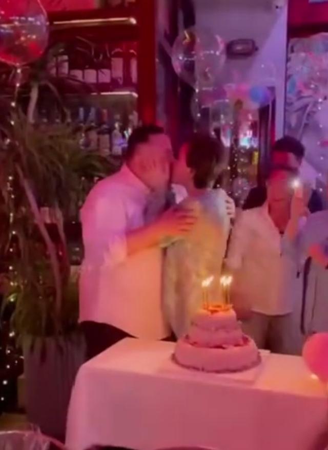 杨澜53岁生日，富豪老公罕现身！俩人当众热吻，日常互动更腻歪