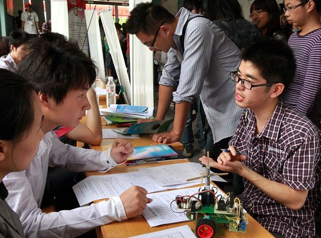 户口迁走了户籍变不变，户口迁了籍贯变不变（毕业后不能落回原来户籍）