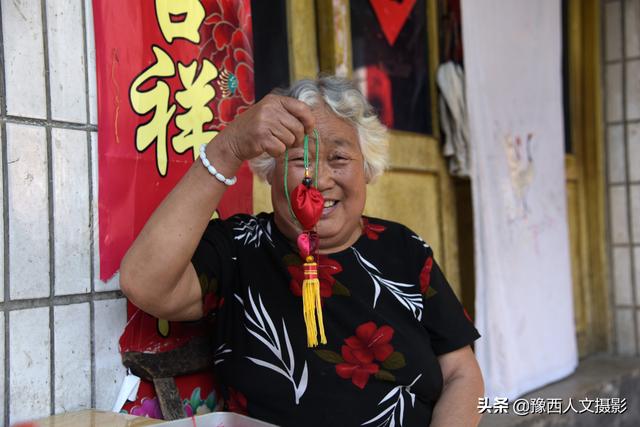 如何手工缝制香包，如何手工缝制香包视频（12块布头缝制传统香包）