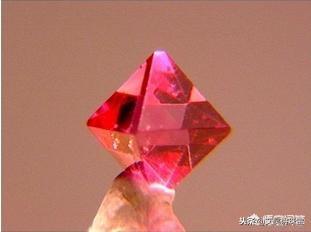 红宝石哪个字代表，红宝石叫什么名字（尖晶石和红宝石怎么区分）