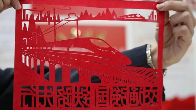 司机怎么画简笔画最帅，动车组副司机学员用红纸剪出自己的“战马”