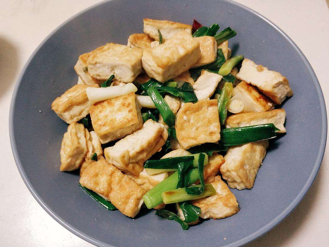 教你美味下饭的蒜苗烧豆腐,好吃又解馋,我家一周做好多次,特香