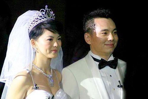 他是李湘的前夫，为娶李湘同时抛弃两个女人，破产后却单身至今