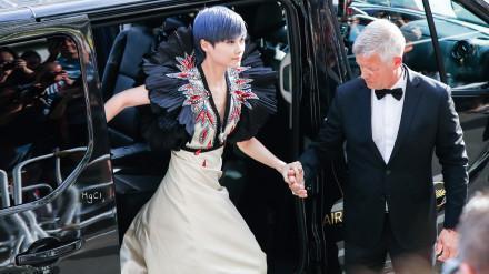李宇春嫁78岁外国富翁婚礼，李宇春结婚（老头身份曝光后，网友惊呼）