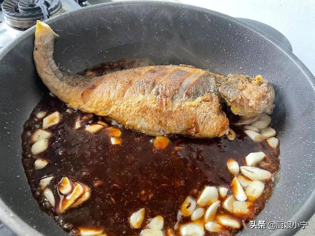 介绍煎鱼防粘锅的方法，介绍煎鱼防粘锅的方法作文（煎鱼不能直接下油锅）