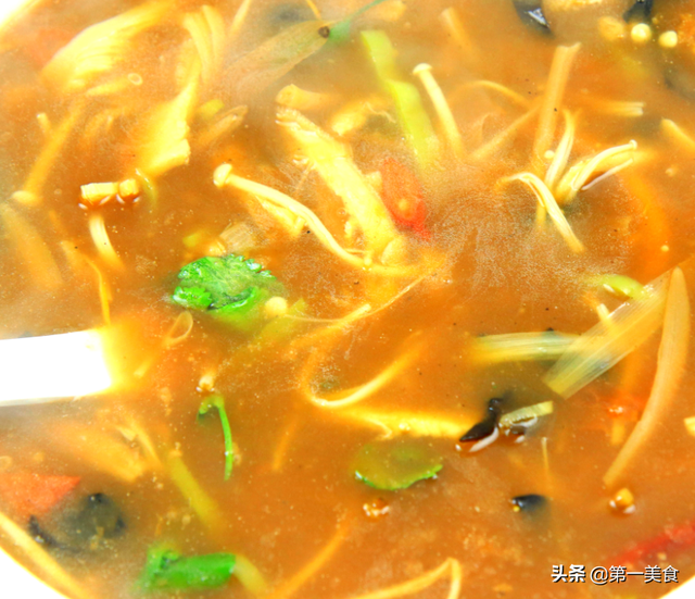 老式酸辣肚丝汤做法，大厨教你天冷该喝什么