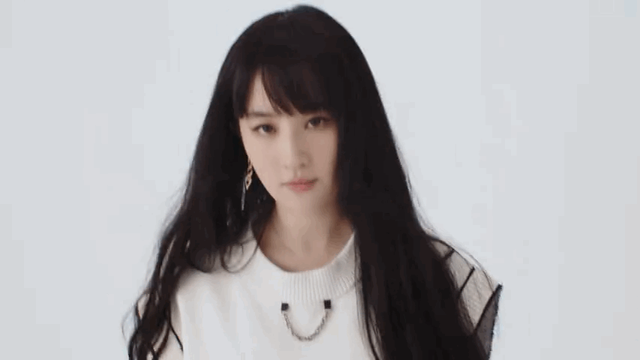 33岁刘亦菲挑战公主切造型，完美驾驭新发型（大胆尝试公主切刘海减龄又甜美）